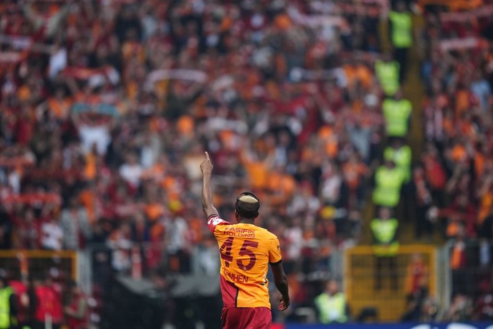 Dursun Özbek 6 futbolcunun hesabını kesti: Kutlamaları yapın sonra kendinize yeni bir kulüp bakın - Resim: 16