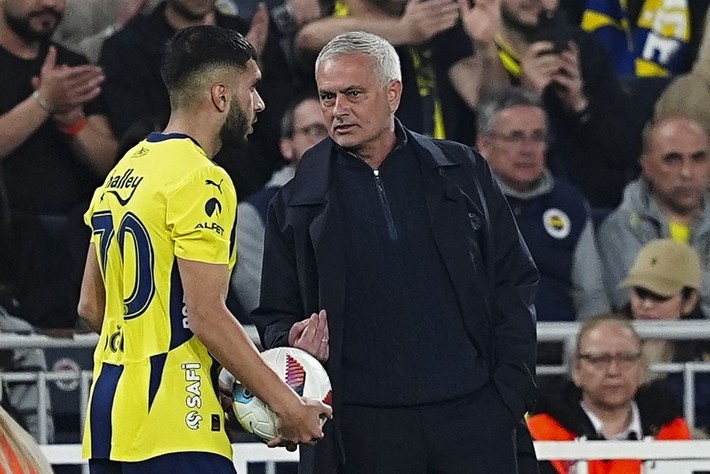 Ali Koç Muslera'nın yüzünden Mourinho'yu kovacak: Adamın gol sayısı bizim üç futbolcuyla aynı - Resim: 4