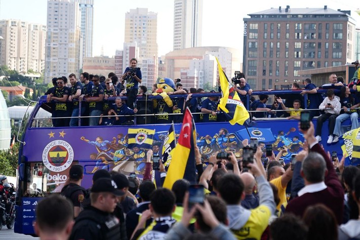Ali Koç 5 milyon euro harcadı 255 milyon euro kazandı: Fenerbahçe'yi dünya izledi dünya! - Resim: 4
