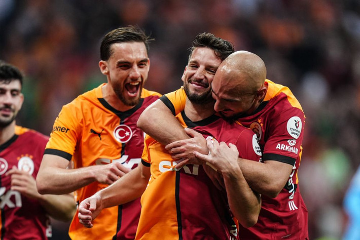 2-0'dan sonra 3 futbolcunun cezasını kesti: Siz Galatasaray'ın topçusu değilsiniz - Resim: 3