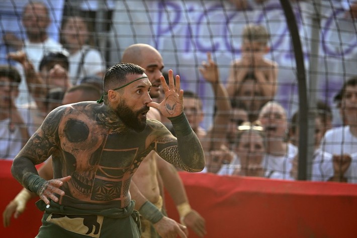 Seyircisi şaşkın oyuncusu yarı baygın: Calcio Storico başladı - Resim: 5