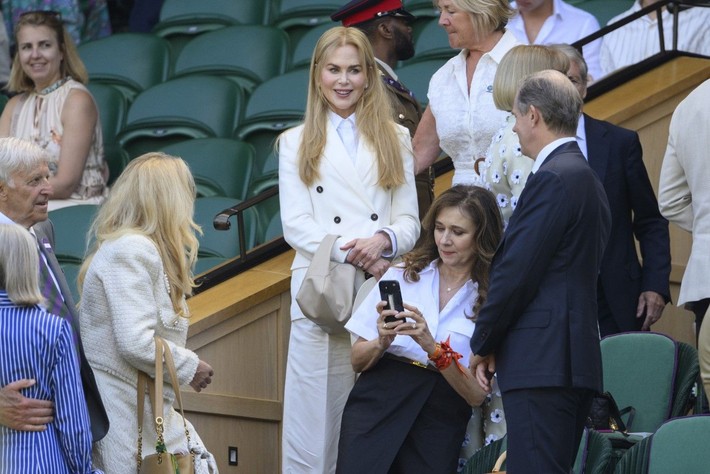 Wimbledon'a ünlü akını! Tribündeki hareketleriyle dikkat çekti - Resim: 1