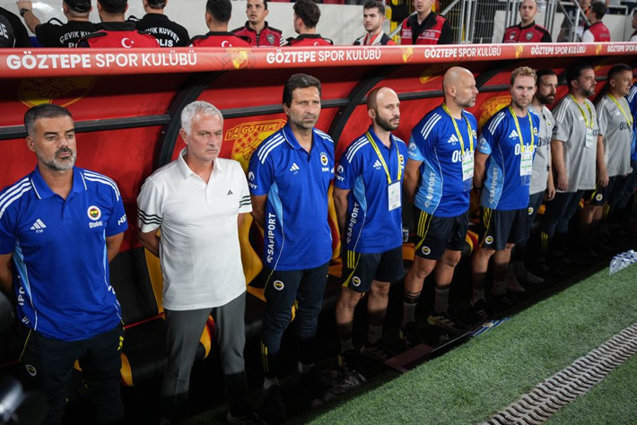Jose Mourinho işin içinden çıkamadı Volkan Demirel'in sol bekine sarıldı: Topla çıkamıyoruz! - Resim: 14