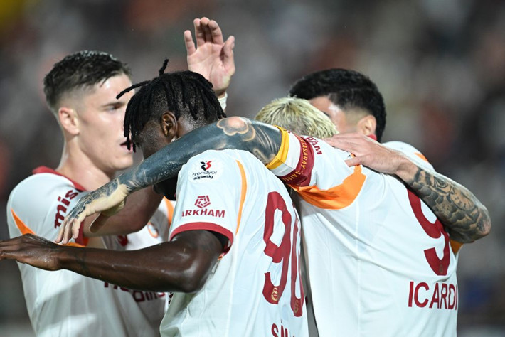Dursun Özbek'le Okan Buruk arasında kriz: Hocam keşke satsaydık, adam yerden kalkmıyor - Resim: 7
