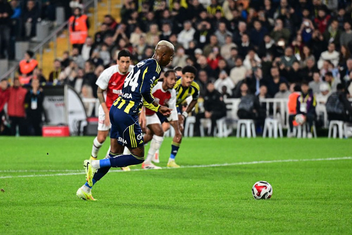 Tedesco üç futbolcuyu oynatınca kıyamet koptu: Bunların hiçbiri hazır değil hocam - Resim: 2