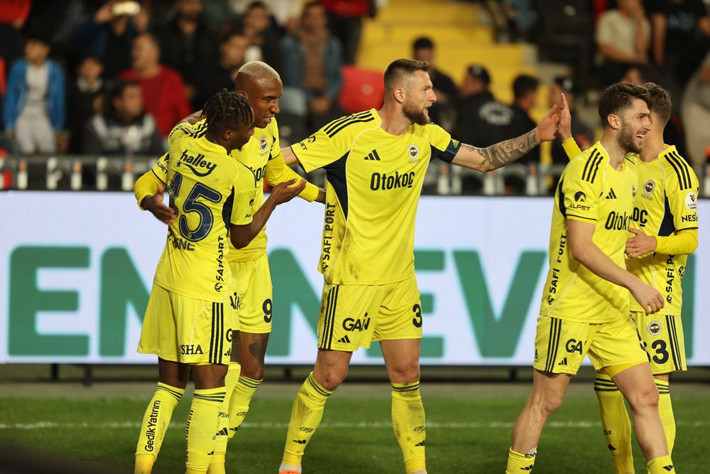 Jorge Jesus transfer etti Tedesco vitrine çıkardı! Fenerbahçe'nin üç yıldızı için Kadıköy'e geliyorlar - Resim: 3