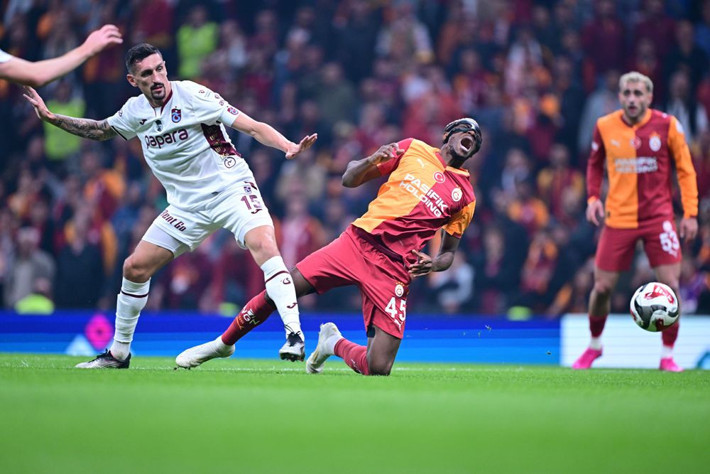 Hasan Şaş canlı yayında kalemi kırdı! Okan Buruk'a tepki: Bu iki futbolcuyu nasıl çıkarıyorsun? - Resim: 3