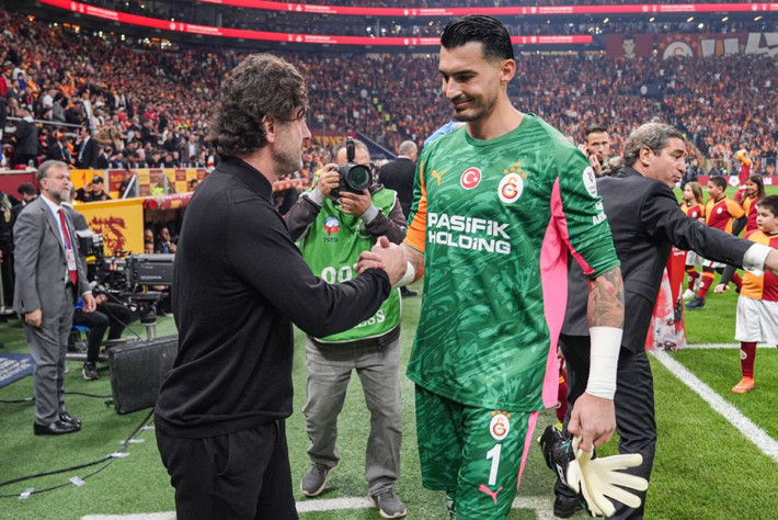 Hasan Şaş canlı yayında kalemi kırdı! Okan Buruk'a tepki: Bu iki futbolcuyu nasıl çıkarıyorsun? - Resim: 4