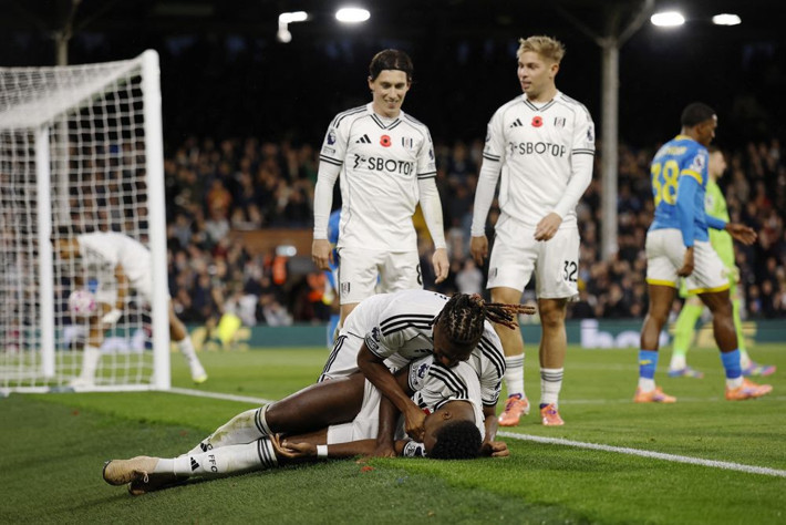 Dursun Özbek Van Bronckhorst'la sol stoper problemini çözdü! İngiltere'den Galatasaray'a geliyor - Resim: 8