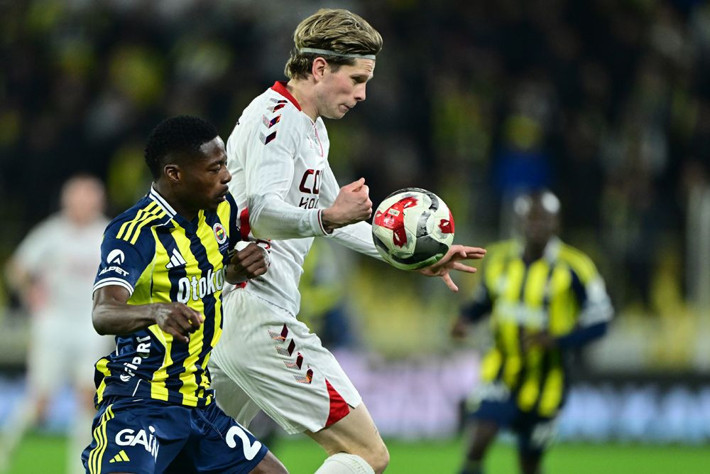 3-2'nin ardından Fenerbahçe taraftarlarına ders: Homurdandığınız adam sizi şampiyonluk yarışında tuttu - Resim: 6