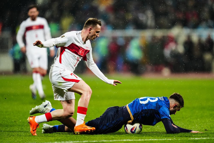 1-0'lık tarihi zaferin ardından tatlı-sert sözler: Hepiniz üst düzey futbolcularsınız bu panik niye? - Resim: 9