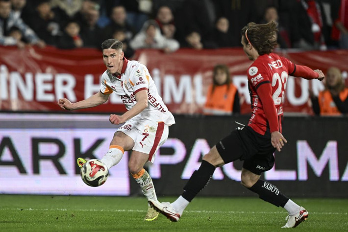 Leroy Sane attı Yunus Akgün ofsaytta diye gol sayılmadı! Trio 14 pozisyonu tek tek açıkladı - Resim: 2