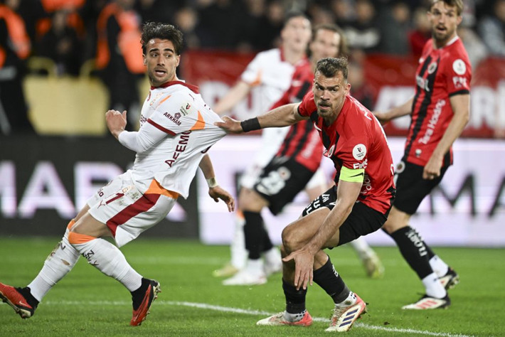 Leroy Sane attı Yunus Akgün ofsaytta diye gol sayılmadı! Trio 14 pozisyonu tek tek açıkladı - Resim: 3