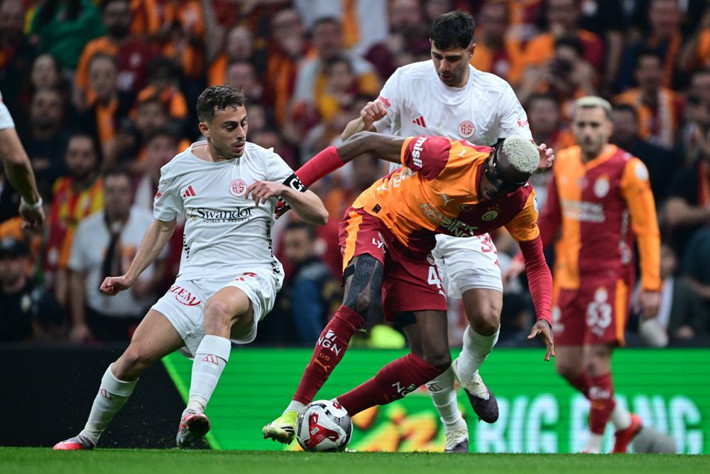 4-2'nin ardından Victor Osimhen'den Fenerbahçe'nin yıldızlarına olay sözler: Siz sadece antrenman yapın - Resim: 1