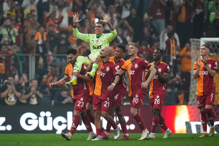 2-0'dan sonra 3 futbolcunun cezasını kesti: Siz Galatasaray'ın topçusu değilsiniz - Resim: 13