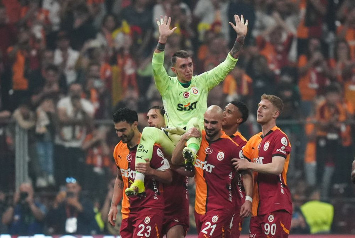 2-0'dan sonra 3 futbolcunun cezasını kesti: Siz Galatasaray'ın topçusu değilsiniz - Resim: 14