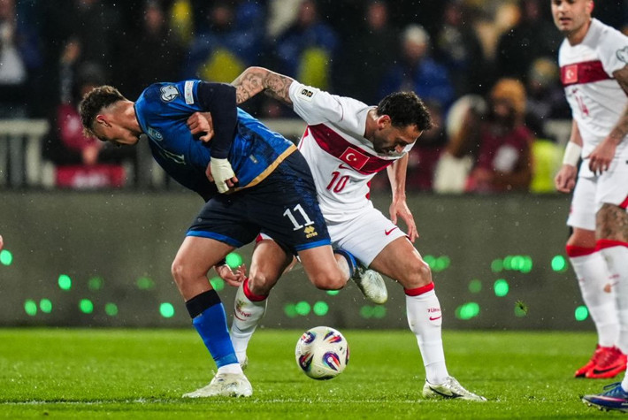 1-0'lık tarihi zaferin ardından tatlı-sert sözler: Hepiniz üst düzey futbolcularsınız bu panik niye? - Resim: 4