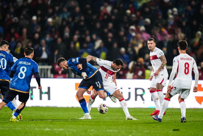 1-0'lık tarihi zaferin ardından tatlı-sert sözler: Hepiniz üst düzey futbolcularsınız bu panik niye? - Resim: 5