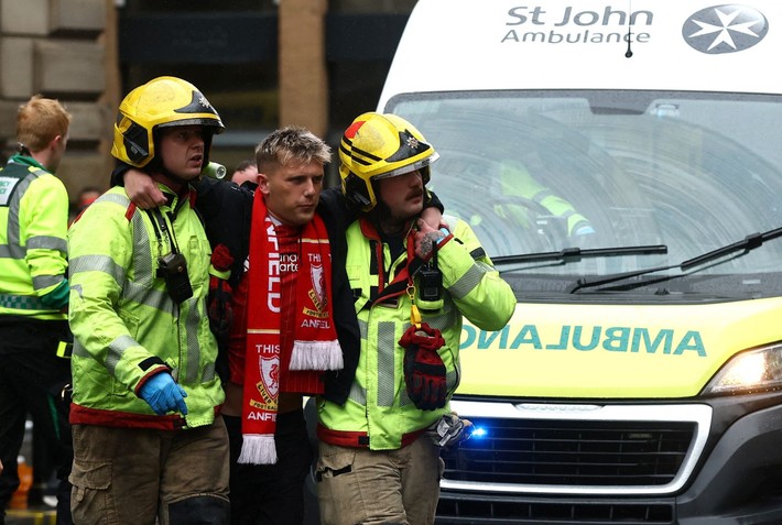 Liverpool'un şampiyonluk kutlamalarına korkunç saldırı! 1 kişi gözaltına alındı - Resim: 3