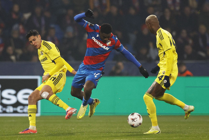 Viktoria Plzen taraftarından tepki çeken pankart - Resim: 2