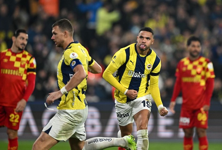 Emre Belözoğlu ile Mesut Özil arasında 'Sane' atışması: Bir de her yerde Fenerbahçeliyim diyorsun - Resim: 4