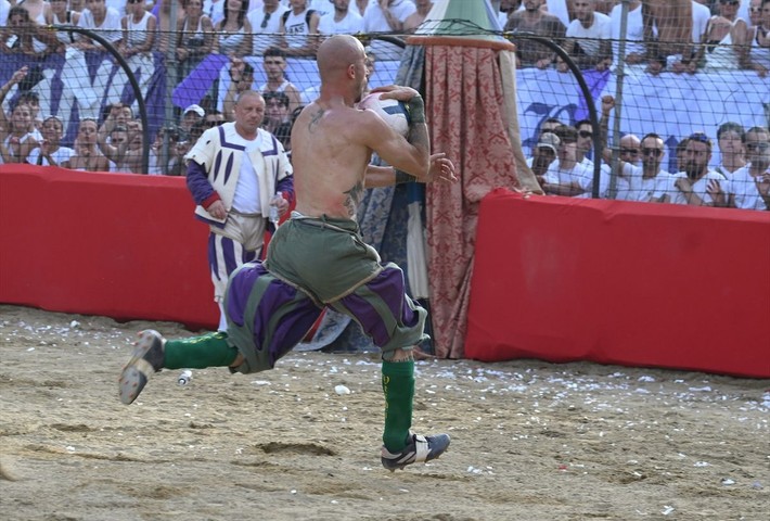 Seyircisi şaşkın oyuncusu yarı baygın: Calcio Storico başladı - Resim: 9