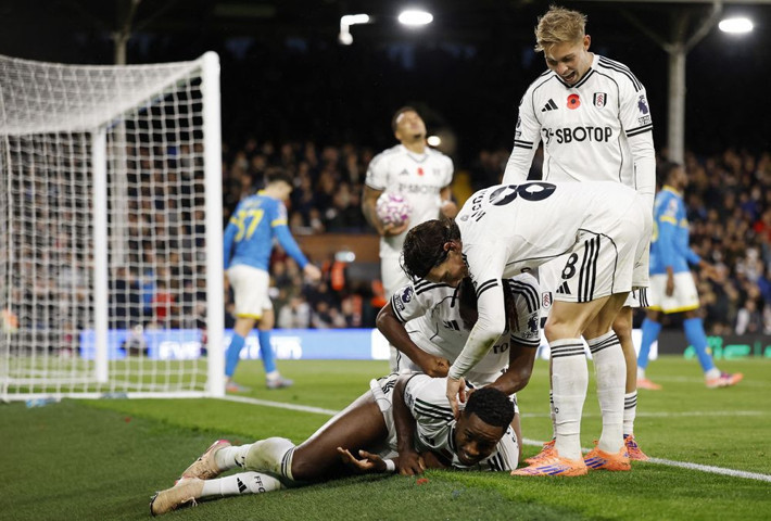 Dursun Özbek Van Bronckhorst'la sol stoper problemini çözdü! İngiltere'den Galatasaray'a geliyor - Resim: 10