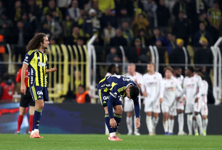 3-2'nin ardından Fenerbahçe taraftarlarına ders: Homurdandığınız adam sizi şampiyonluk yarışında tuttu - Resim: 5