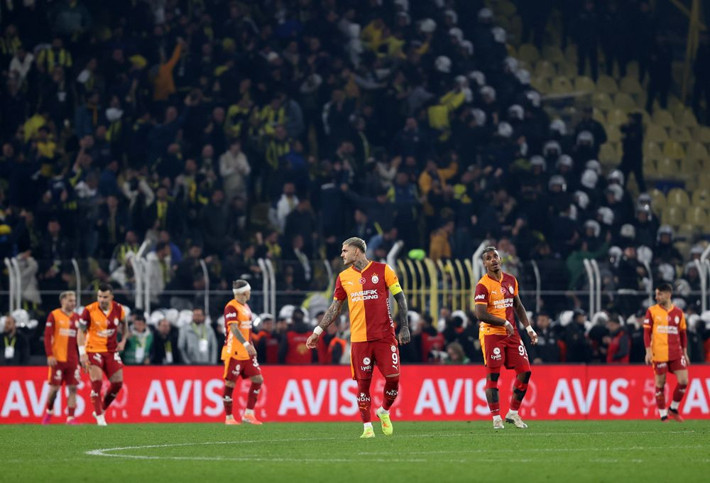 Fenerbahçe-Galatasaray derbisinden sonra Okan Buruk'a tepki: 5 dakika daha kalamaz mıydı? - Resim: 6