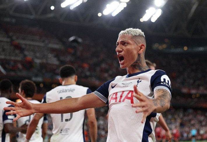 Ali Koç Stefan Kuntz'a yarım saatte hat-trick yapan golcüyle görüşmelere başladı! Son karar Mourinho'nun - Resim: 7