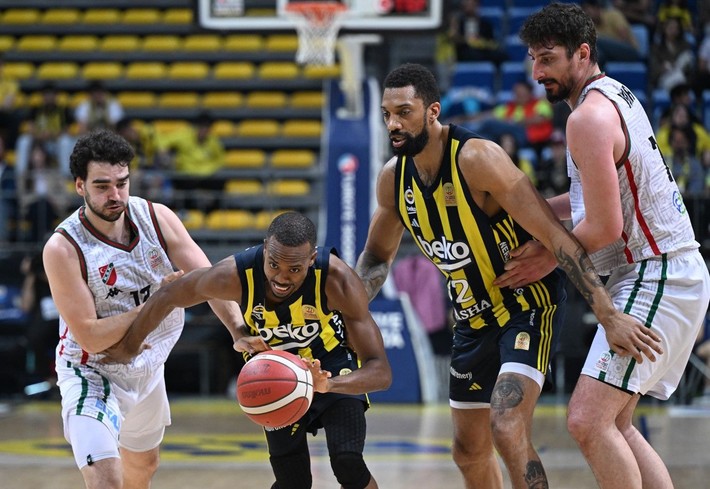Fenerbahçe lider bitirdi! Taraftarlar 'Ali Koç istifa' dedi - Resim: 1