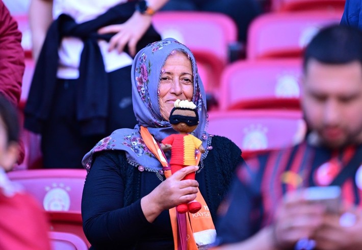Galatasaray taraftarı Osimhen için tüm tuşlara basıyor! Tribünde özel misafir - Resim: 2