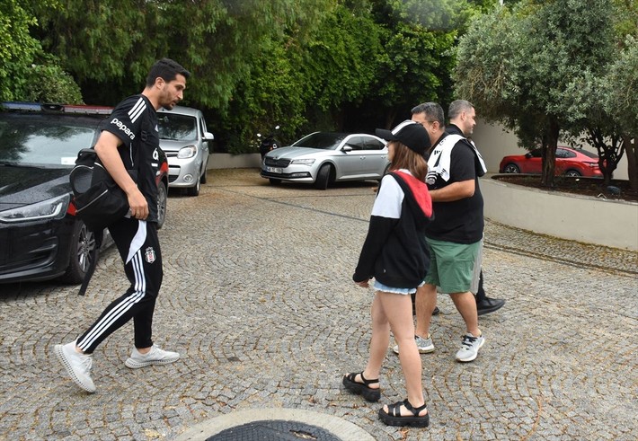 Beşiktaş taraftarı takımı karşıladı, otobüsten 'Vurunca ne oluyor' tepkisi geldi! Herkes o ismi arıyor - Resim: 2
