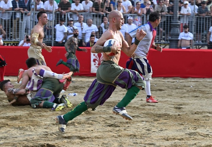 Seyircisi şaşkın oyuncusu yarı baygın: Calcio Storico başladı - Resim: 2
