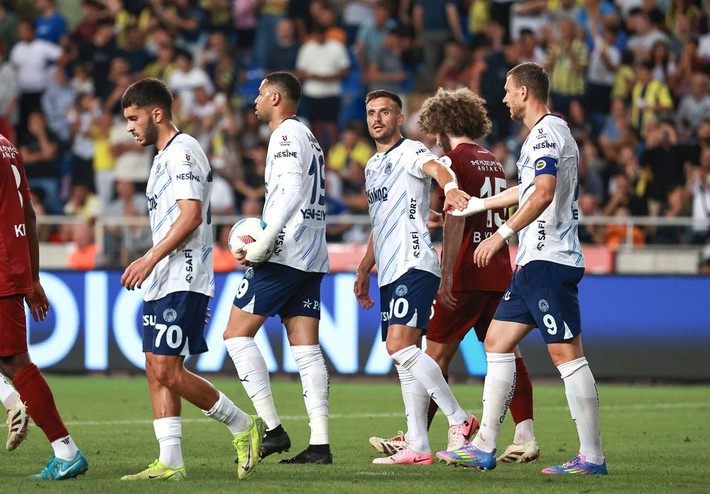Ali Koç Servet Çetin'in 19'luk yeteneğiyle iki orta sahanın fişini çekti! Canlı yayında 12 yıldızın ismini açıkladı - Resim: 9