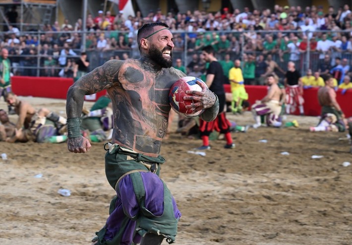 Seyircisi şaşkın oyuncusu yarı baygın: Calcio Storico başladı - Resim: 23