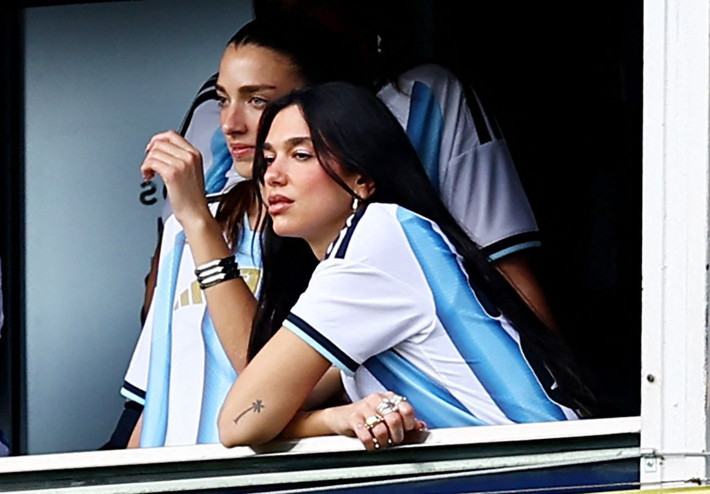 Dua Lipa tribünde coştu! Boca Juniors - River Plate maçını izledi - Resim: 2