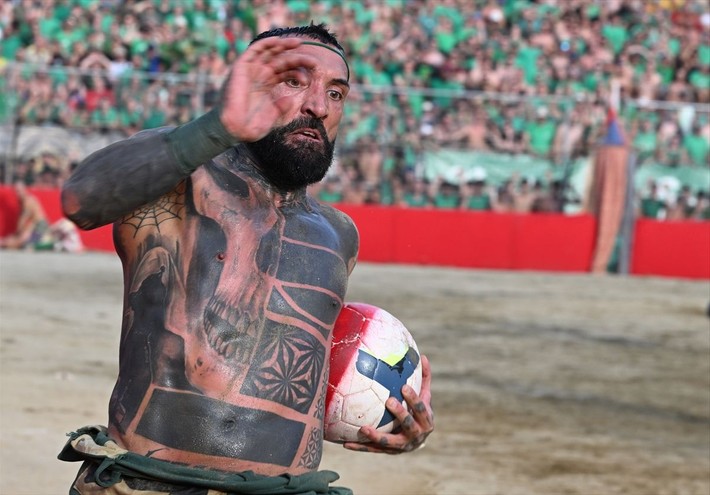 Seyircisi şaşkın oyuncusu yarı baygın: Calcio Storico başladı - Resim: 18
