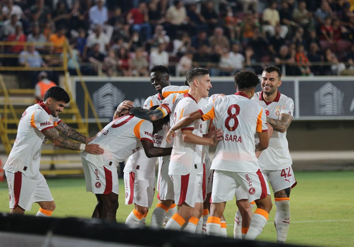 1-0'ın ardından Galatasaray'ın iki yıldızını topa tuttular: 650 bin euroluk adam sizi perişan etti - Resim: 2