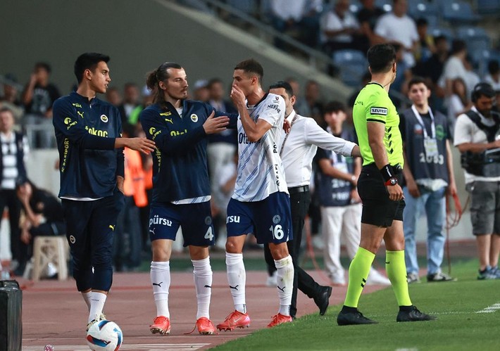 4-2'den sonra iki futbolcunun fişini çekti: Siz Fenerbahçe'nin topçusu değilsiniz! - Resim: 9