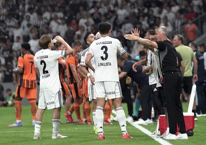 Beşiktaş tribünlerinden protesto ve Sergen Yalçın sesleri - Resim: 1