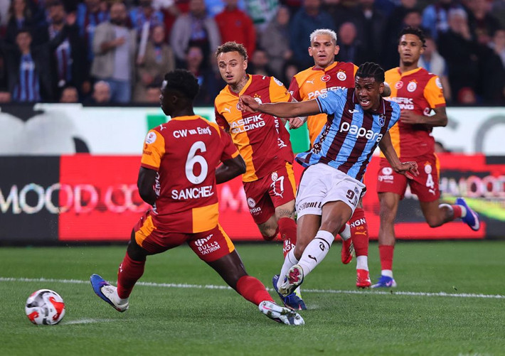 Barış Alper Yılmaz'ın Pina'ya yaptığı hareket kırmızı mıydı? Trio 16 pozisyonu tek tek yorumladı - Resim: 10