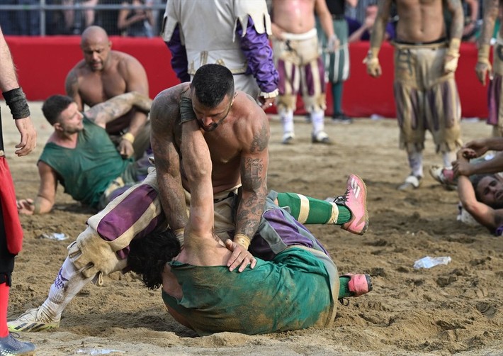 Seyircisi şaşkın oyuncusu yarı baygın: Calcio Storico başladı - Resim: 14