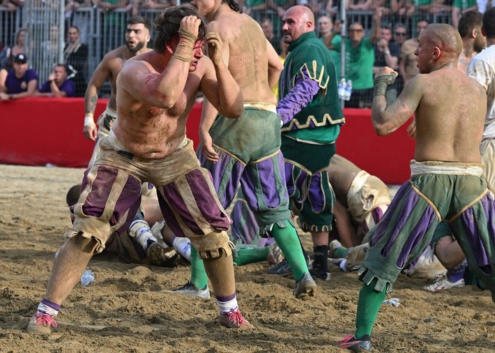 Seyircisi şaşkın oyuncusu yarı baygın: Calcio Storico başladı - Resim: 13