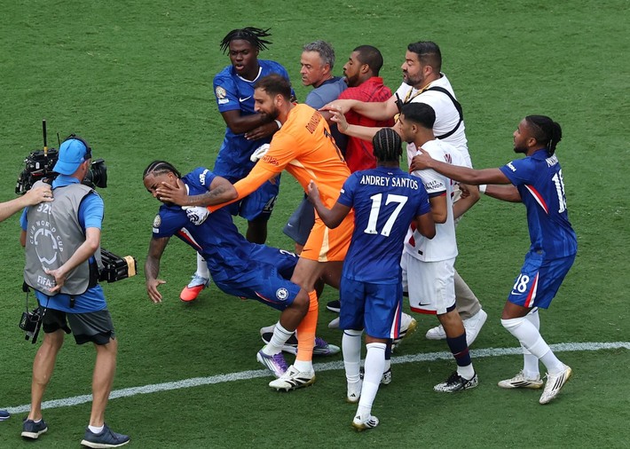 Chelsea-PSG maçı sonrası kavga çıktı! Trump o anları böyle izledi - Resim: 3