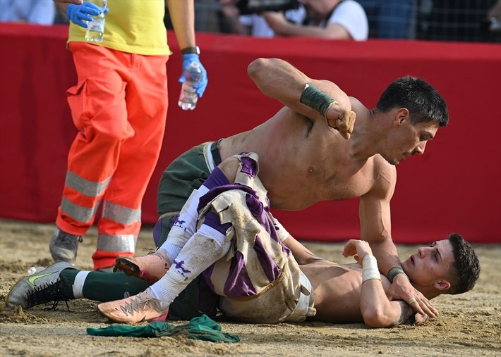 Seyircisi şaşkın oyuncusu yarı baygın: Calcio Storico başladı - Resim: 4