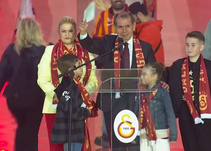 Taraftar Osimhen'i istedi! Dursun Özbek cevabı sahnede verdi - Resim: 3