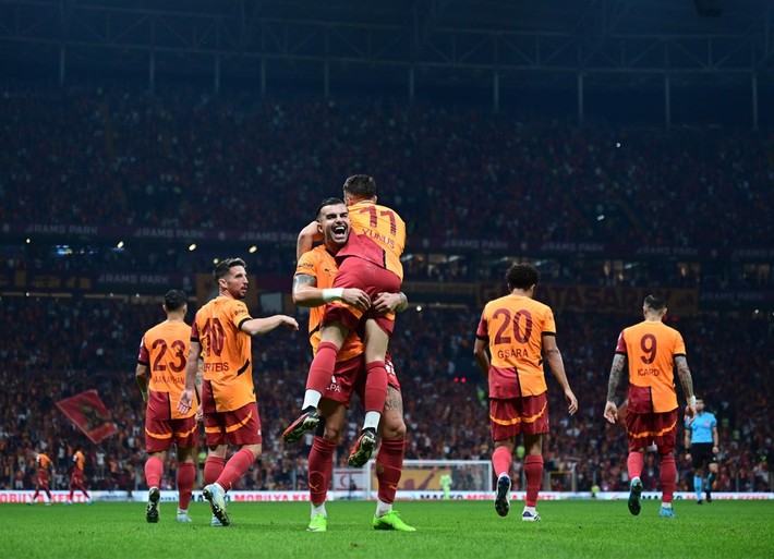Dursun Özbek Dzeko ve Visca'nın uykularını kaçıran orta saha için görüşmelere başladı! 18 maçta 9 gol 3 asist - Resim: 5