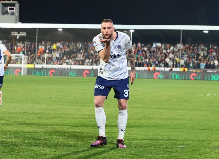 Ali Koç Servet Çetin'in 19'luk yeteneğiyle iki orta sahanın fişini çekti! Canlı yayında 12 yıldızın ismini açıkladı - Resim: 3