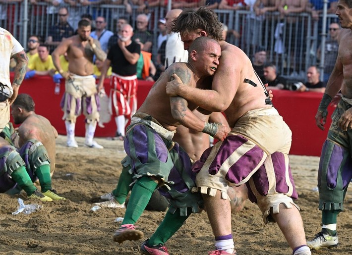 Seyircisi şaşkın oyuncusu yarı baygın: Calcio Storico başladı - Resim: 10